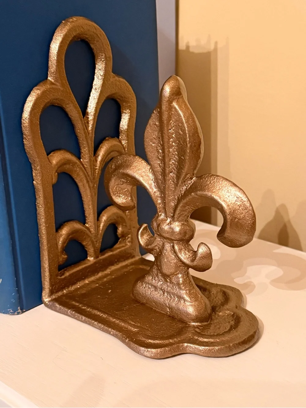 Decorative Fleur-de-Lis Bookends in Aged Brass